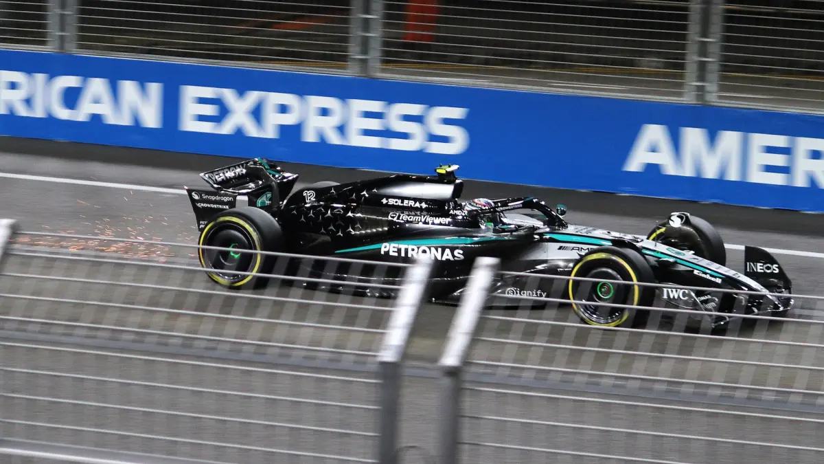 Kimi Antonelli alla guida della Mercedes di Formula 1