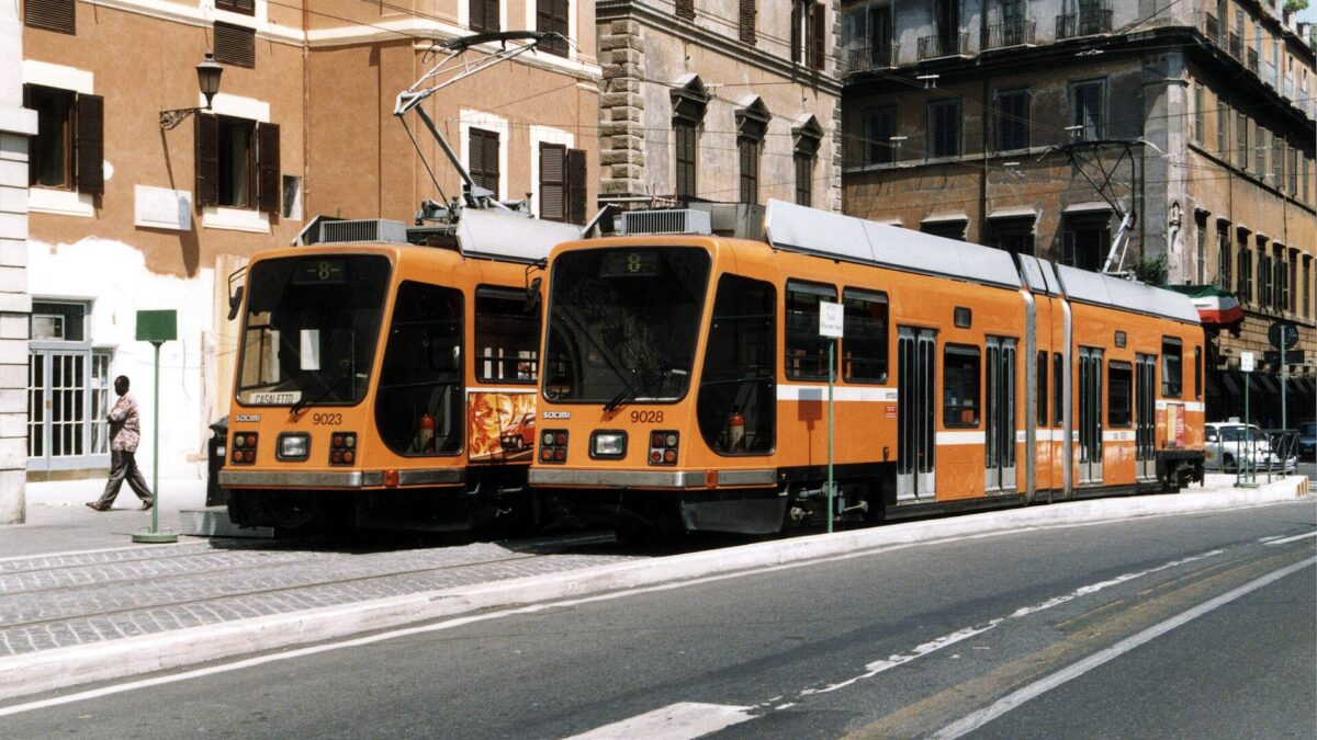 Tram della linea 8 al capolinea di Torre Argentina