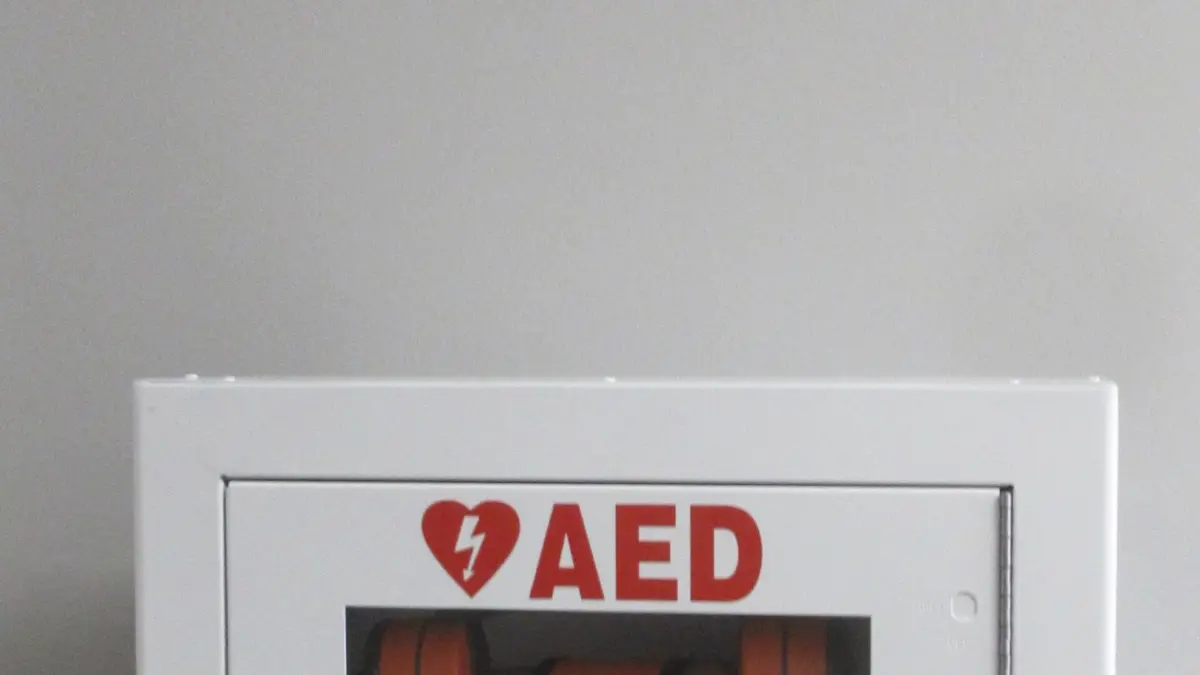 Defibrillatore semiautomatico esterno custodito in una teca a parete