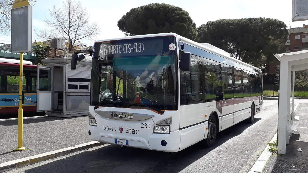 Un autobus ATAC della rete urbana di Roma