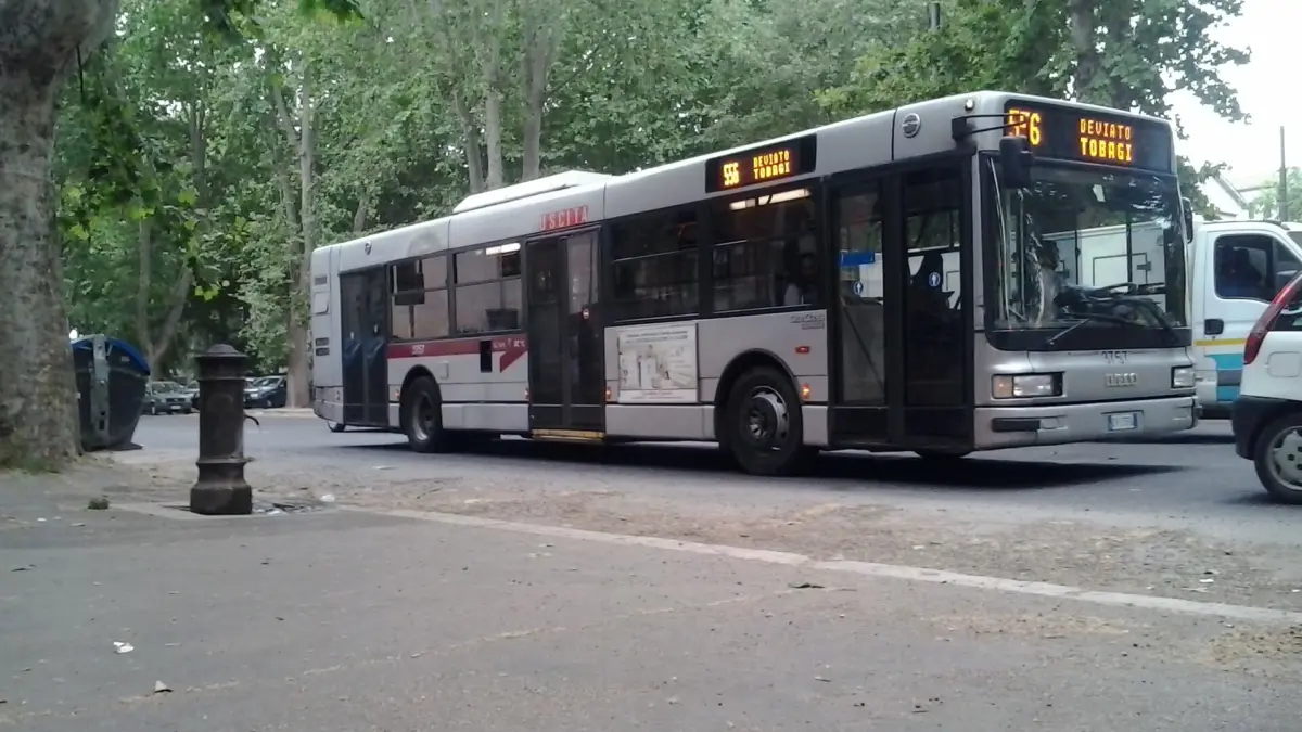 Un autobus ATAC in servizio a Roma