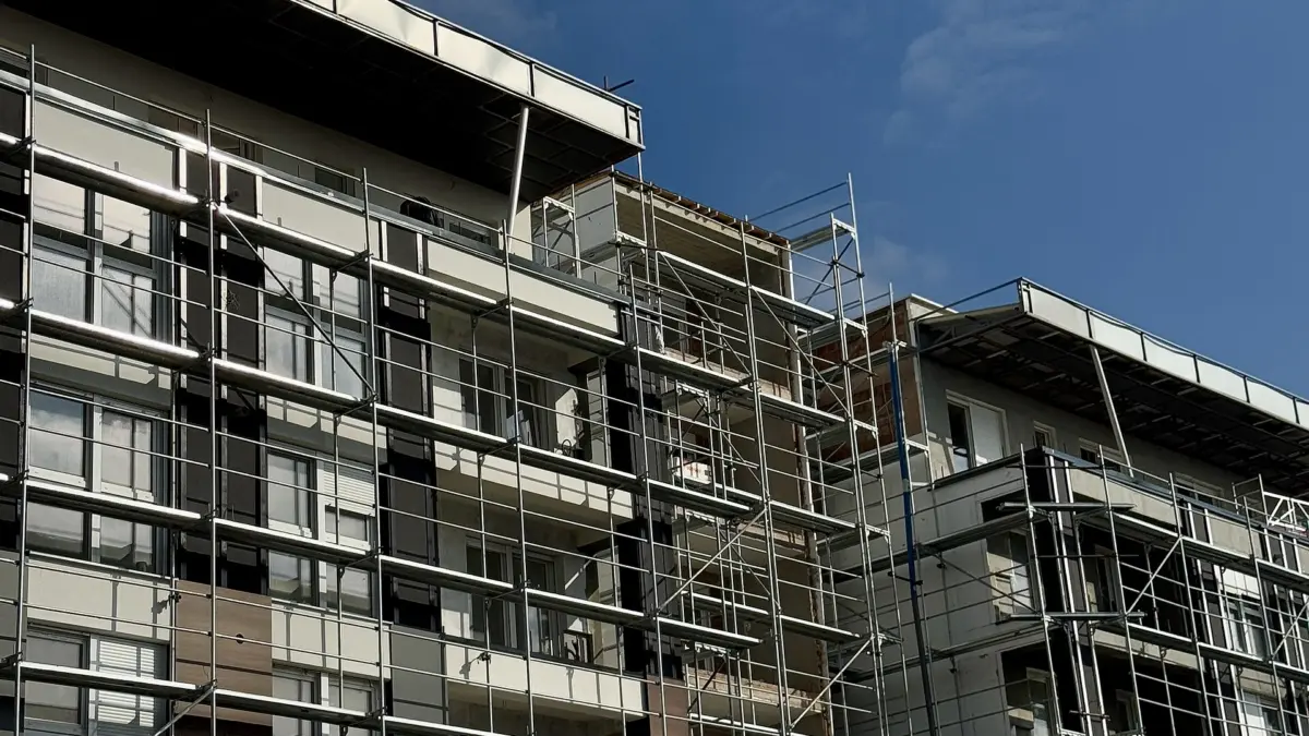 Edificio con ponteggi in un cantiere edile