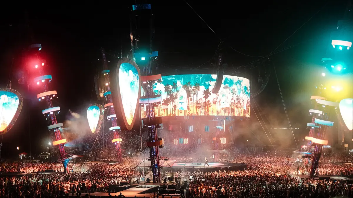 Folla a un concerto dal vivo con luci scenografiche