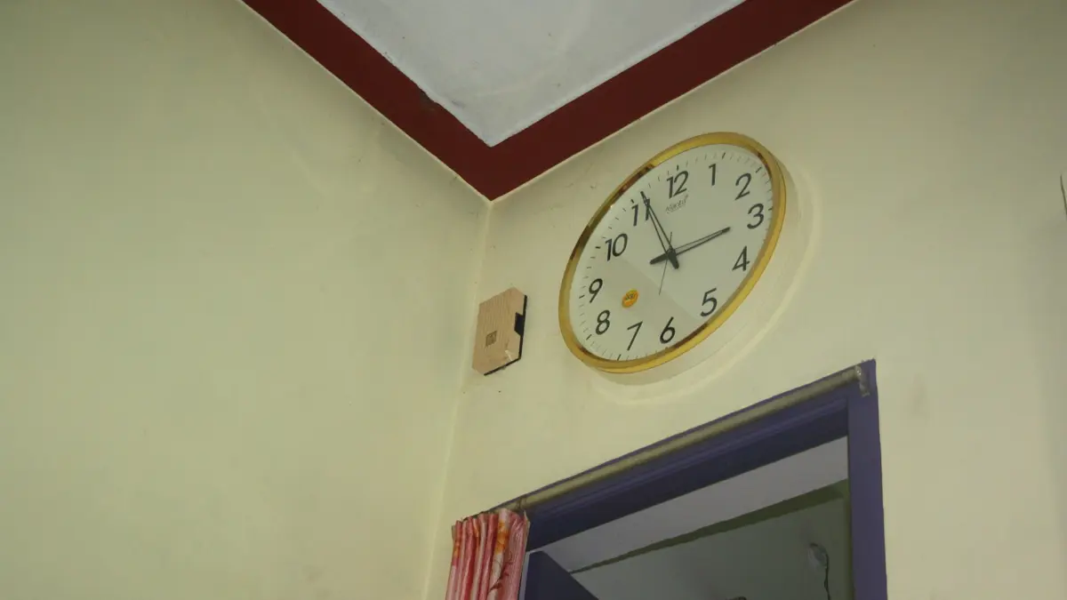 Orologio analogico da parete con lancette