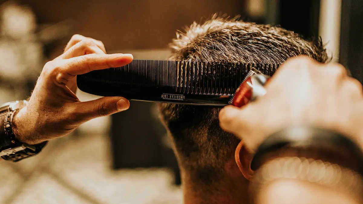Barbiere che taglia i capelli a un cliente