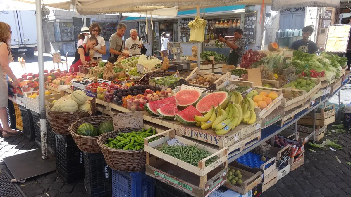 Banchi di generi alimentari al mercato di Campo de' Fiori