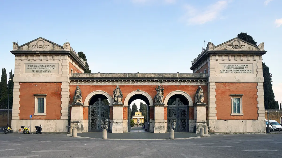L'ingresso monumentale del cimitero del Verano