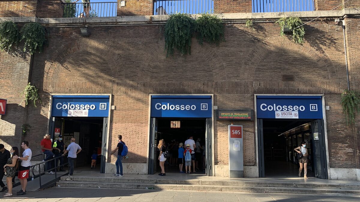 Ingresso della stazione della metropolitana Colosseo a Roma
