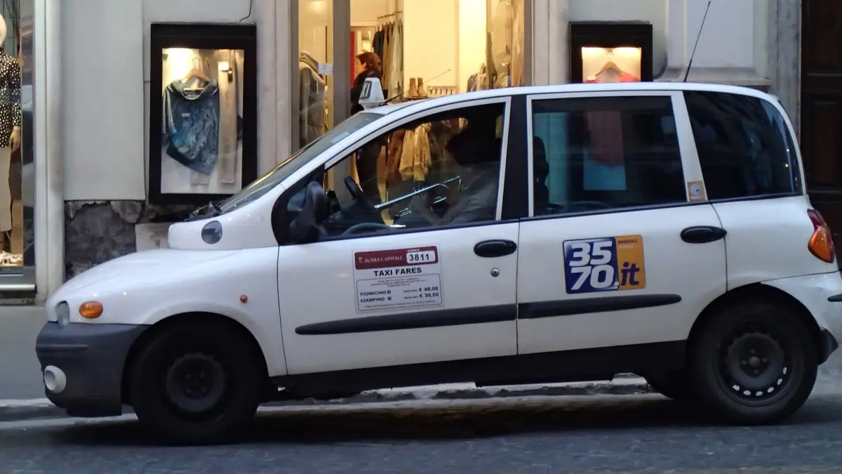 Un taxi in servizio a Roma