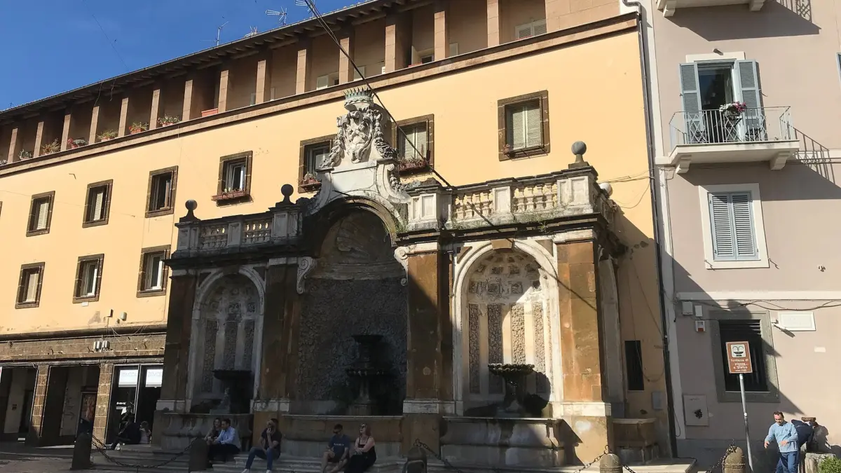 Piazza San Pietro con la fontana a Frascati