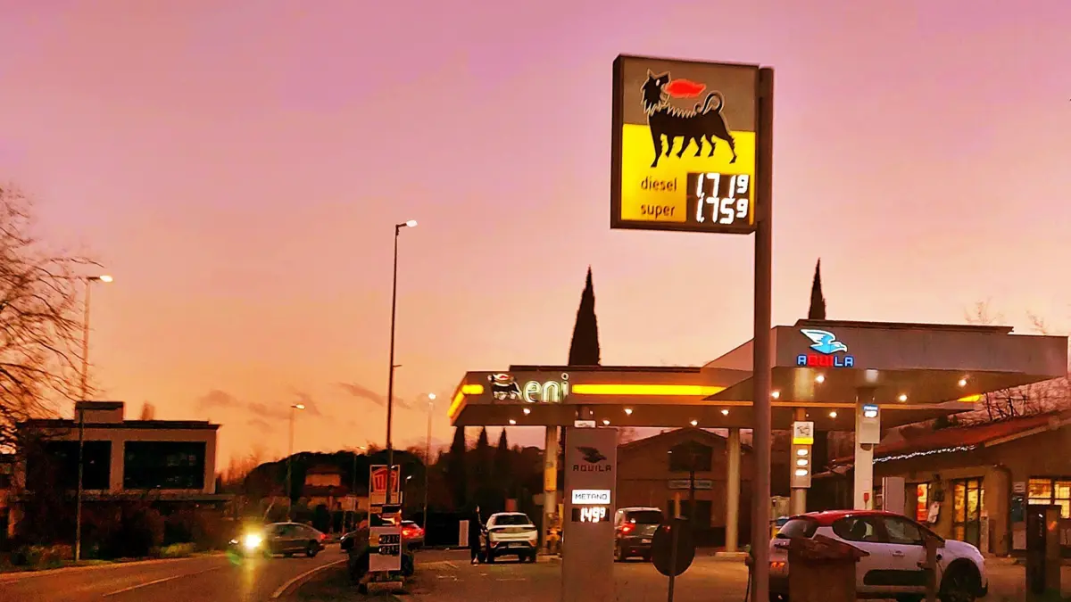 Pompa di carburante presso una stazione di servizio Eni