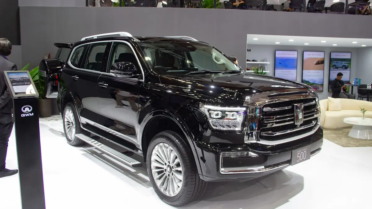 Un SUV GWM Tank 500 a un salone automobilistico