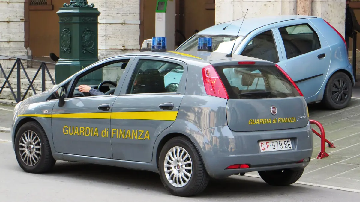 Un'auto di servizio della Guardia di Finanza