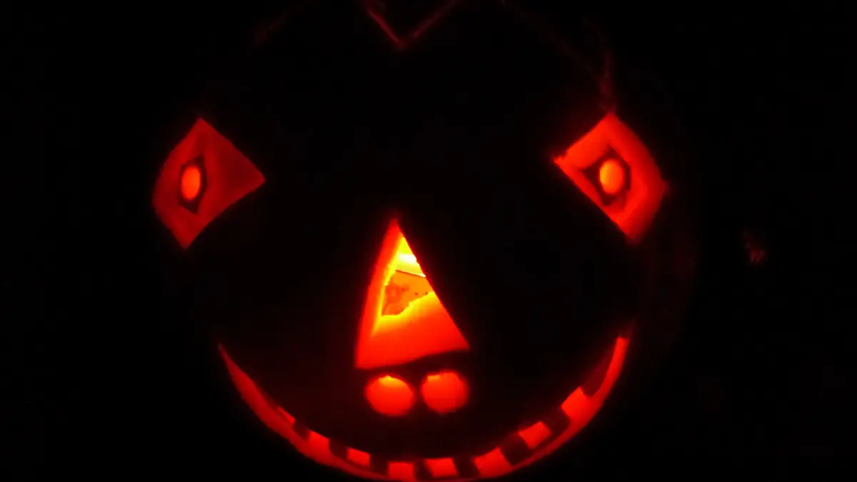 Una tradizionale zucca di Halloween intagliata e illuminata