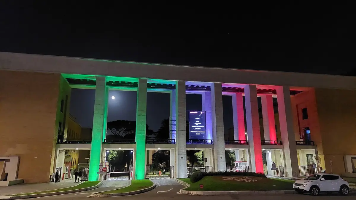 Ingresso monumentale della Sapienza illuminato di notte