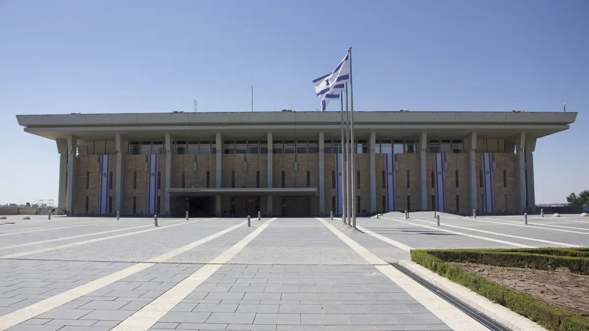 La facciata del palazzo della Knesset a Gerusalemme