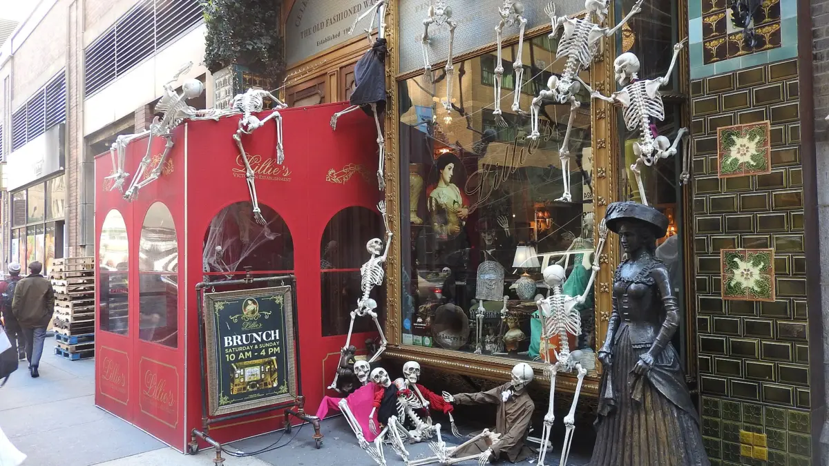 Edificio a New York con vistose decorazioni di Halloween