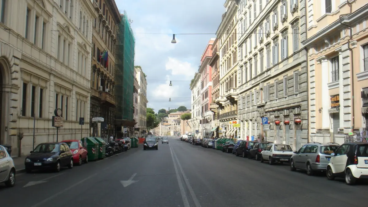 Scorcio di via Cavour a Roma verso i Fori