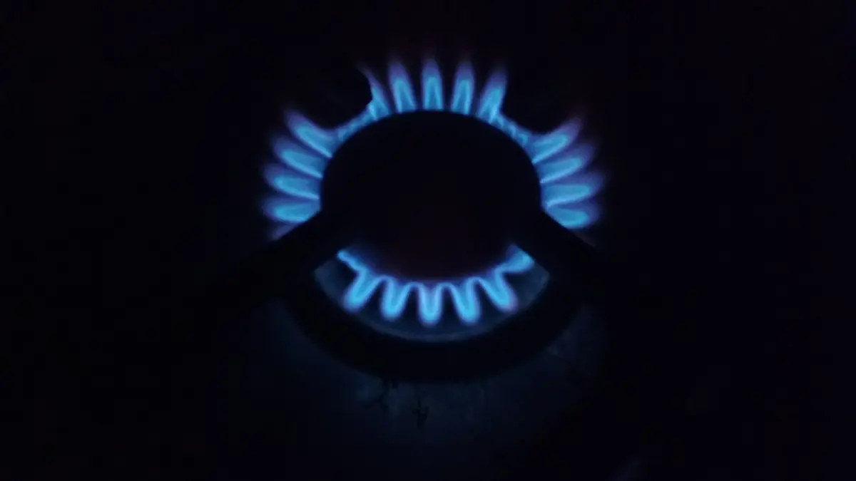 Fiamma di gas metano accesa su un fornello domestico