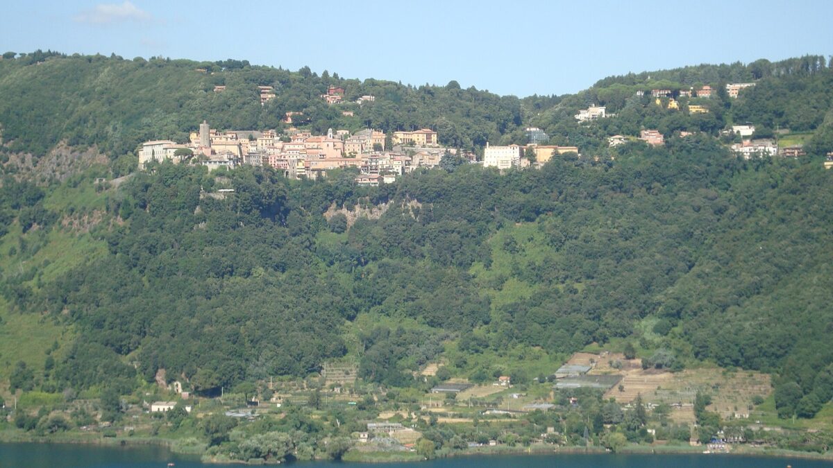 Veduta panoramica del borgo di Nemi dal lago