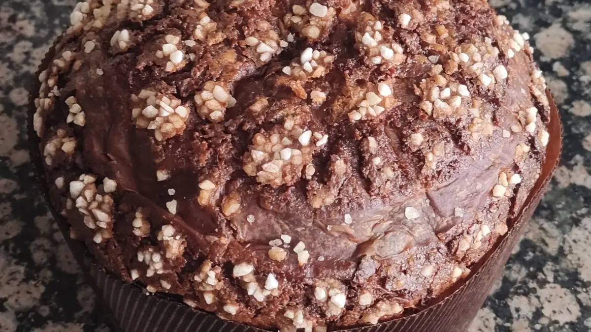Panettone artigianale ricoperto di cioccolato