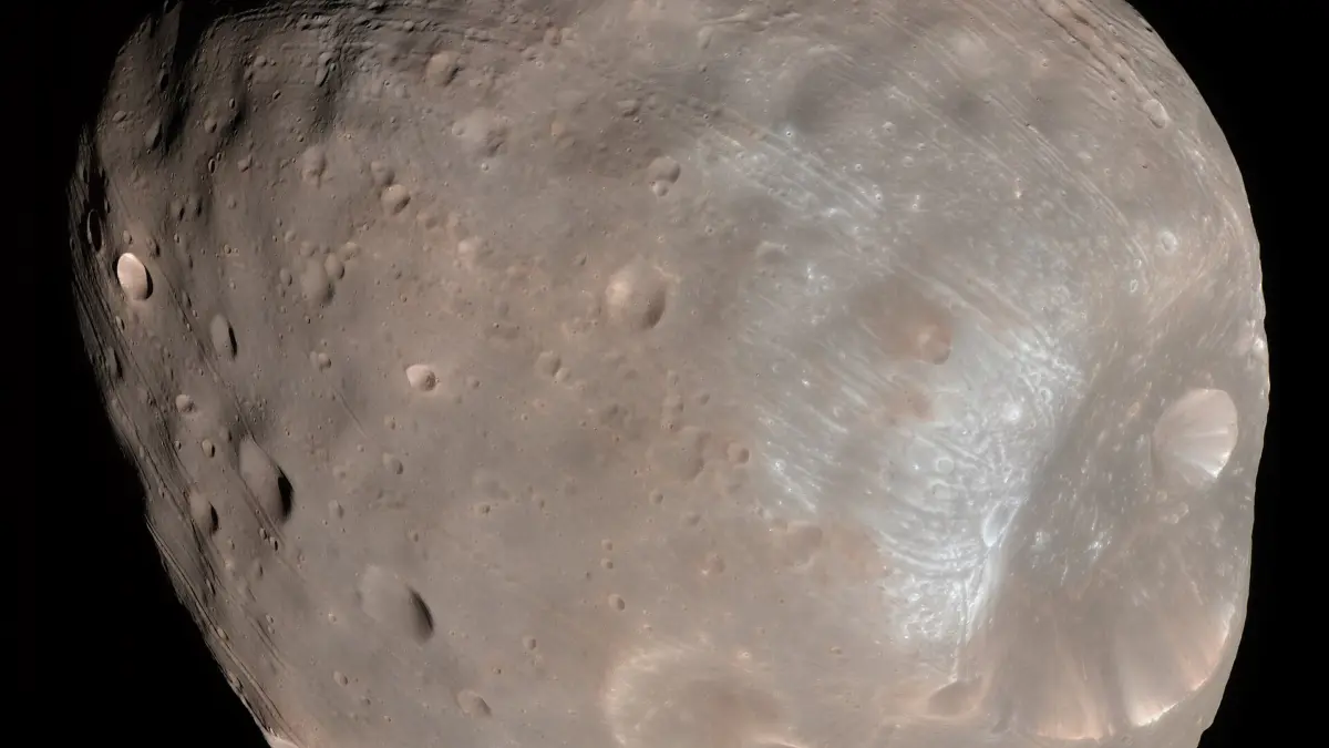 La luna marziana Phobos ripresa in orbita da MRO