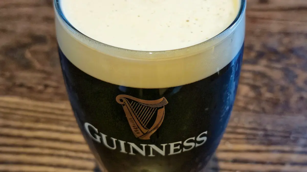 Una pinta di birra analcolica servita in un pub