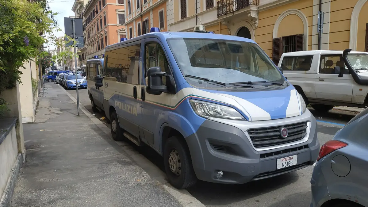 Furgoni della Polizia di Stato a Roma