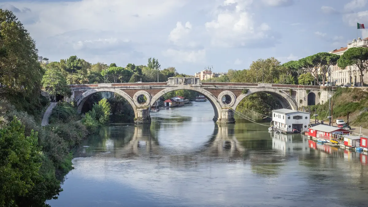 Veduta di Ponte Giacomo Matteotti a Roma