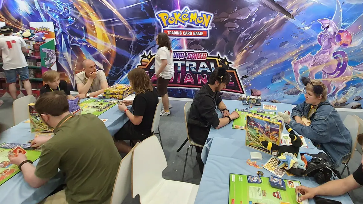 Tavolo da gioco con carte collezionabili Pokémon