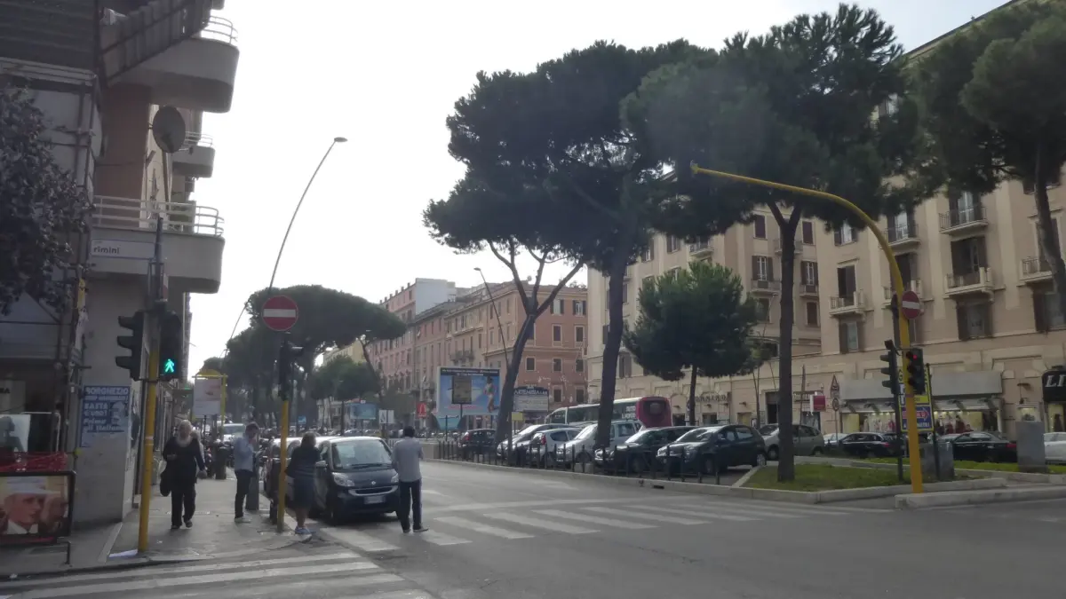 Scorcio urbano di via Appia Nuova a Roma