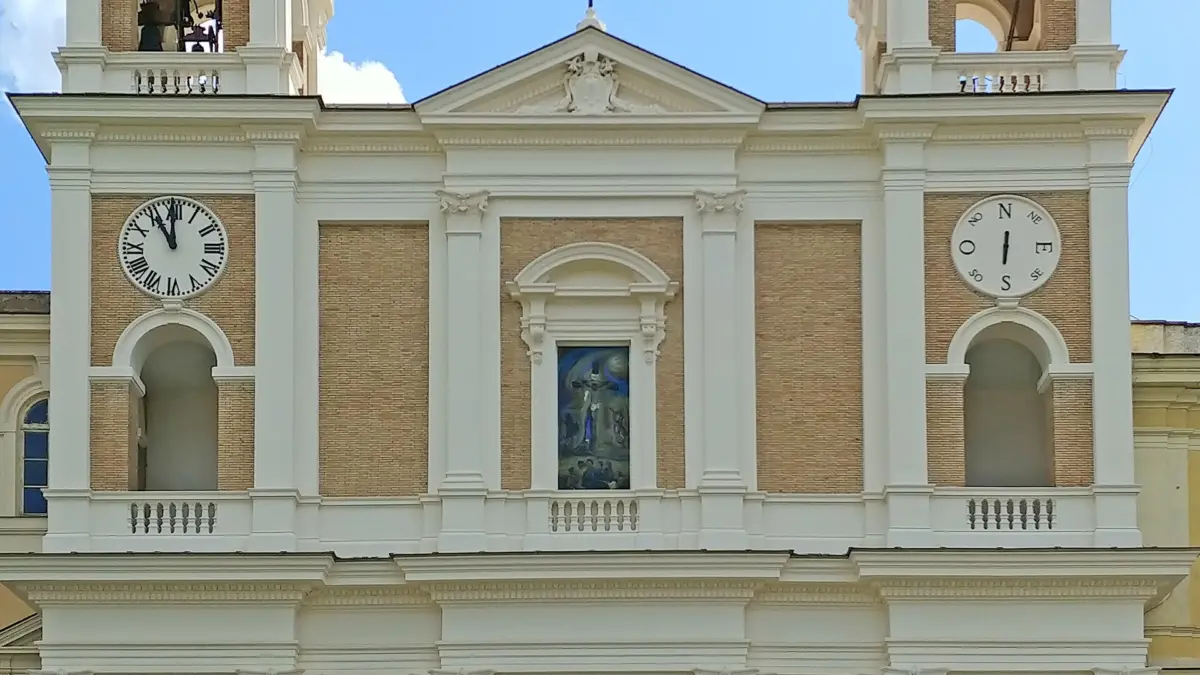 Facciata della chiesa centrale del Policlinico Gemelli a Roma