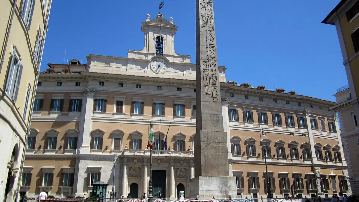 Veduta della facciata di Palazzo Montecitorio a Roma