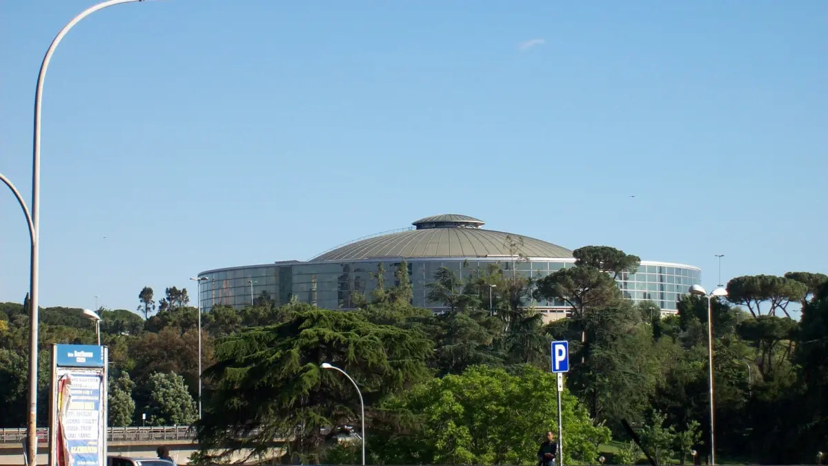 Il Palazzo dello Sport dell'EUR visto da viale America