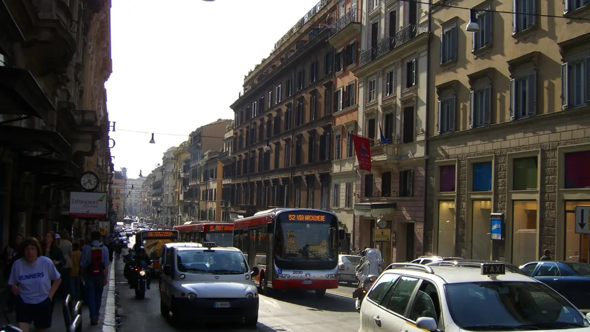 Traffico di automobili in via del Tritone a Roma
