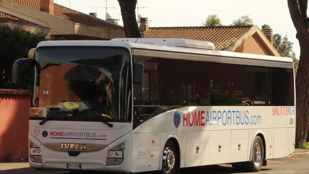 Autobus per corse scolastiche all'Infernetto a Roma