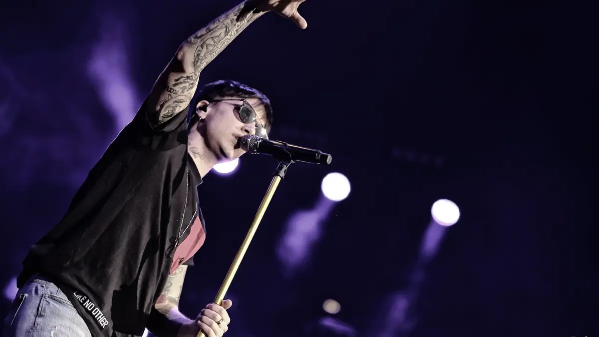 Il cantante Ultimo durante un concerto a Roma