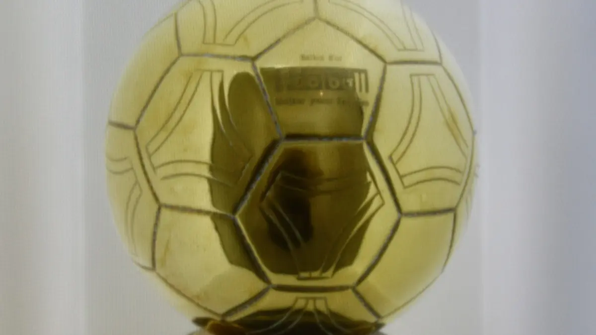 Il trofeo del Pallone d'Oro in esposizione