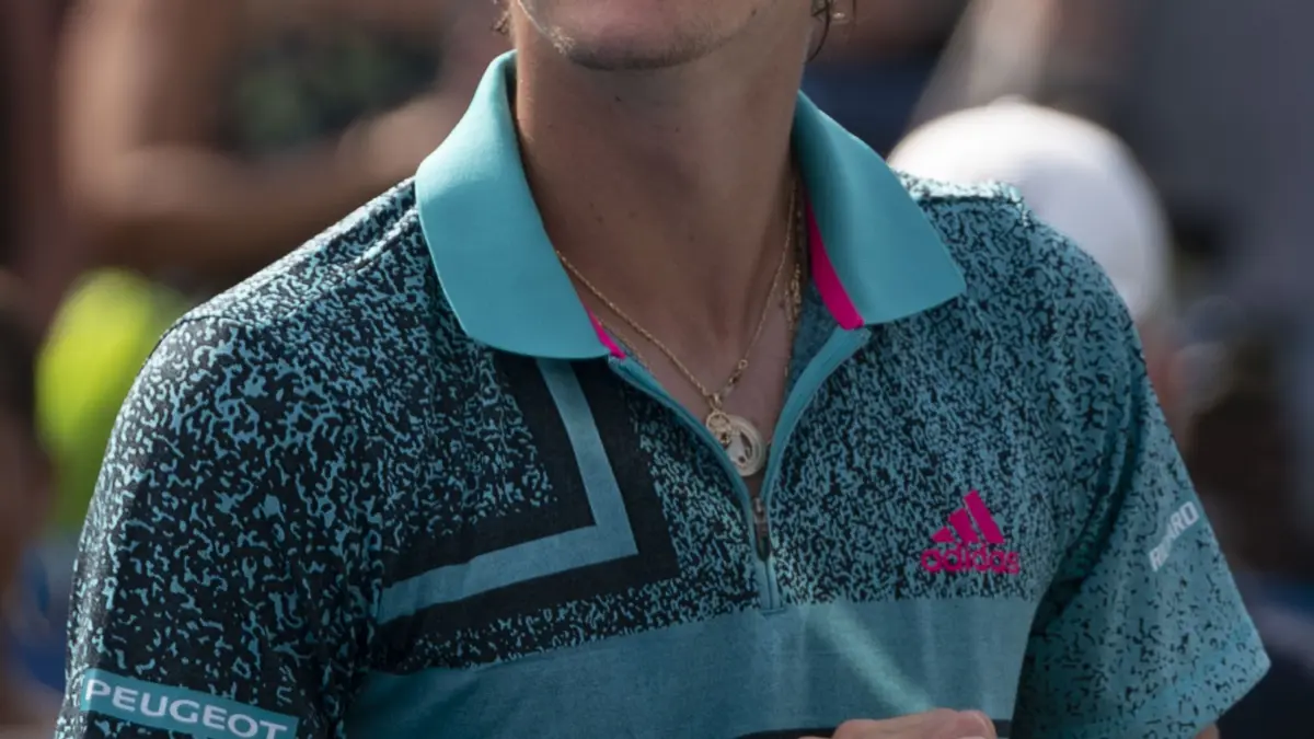 Alexander Zverev in azione durante un incontro di tennis