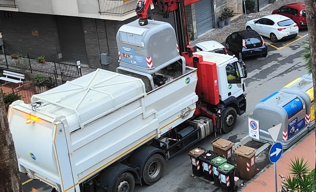 Camion con cassoni per la raccolta differenziata