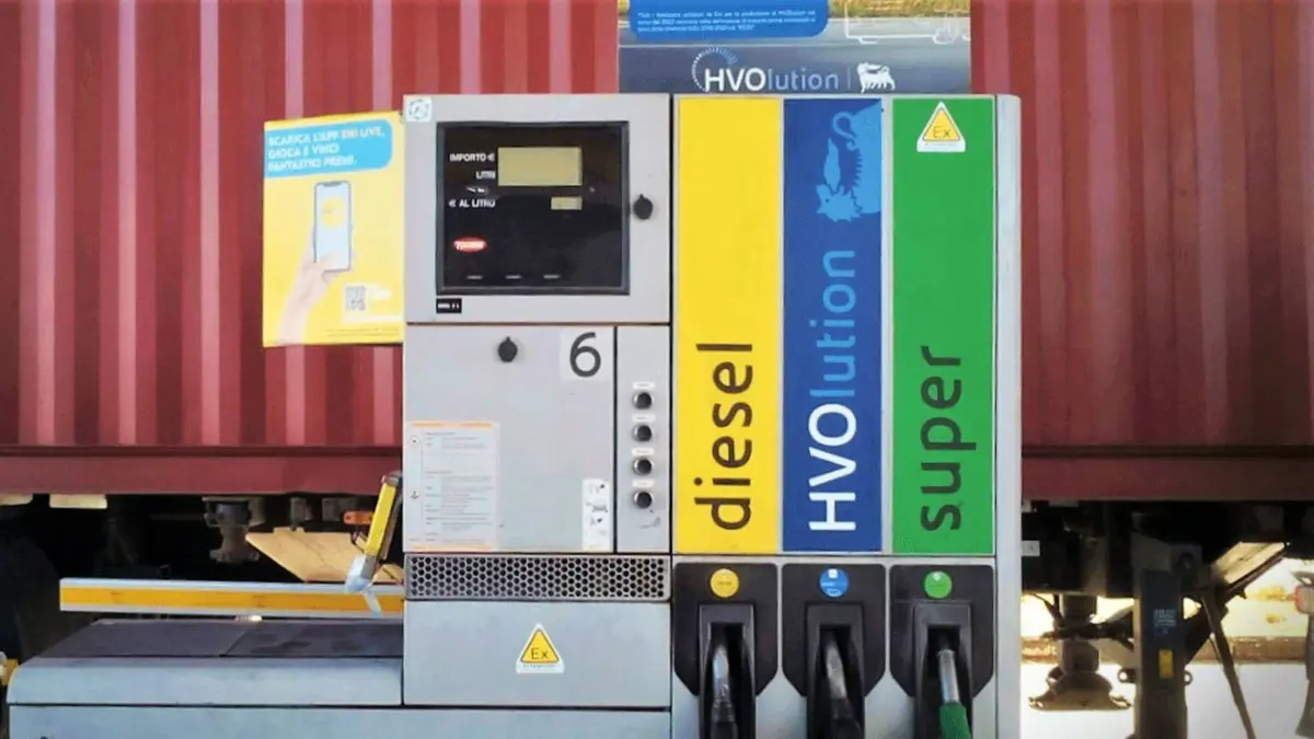 Erogatori di carburante presso una stazione di servizio Eni