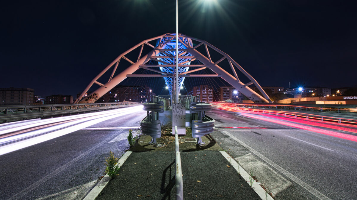 Traffico notturno sul ponte Settimia Spizzichino a Roma