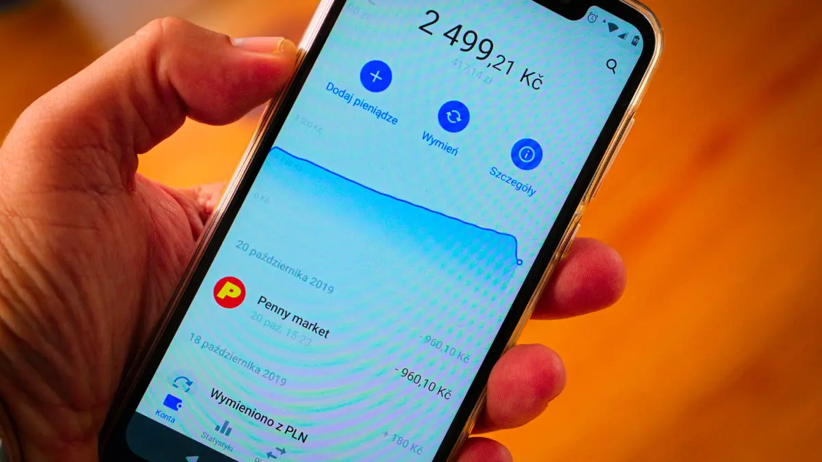 L'applicazione Revolut aperta sullo schermo di uno smartphone