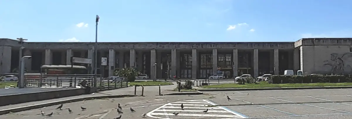 Facciata della stazione ferroviaria di Roma Ostiense